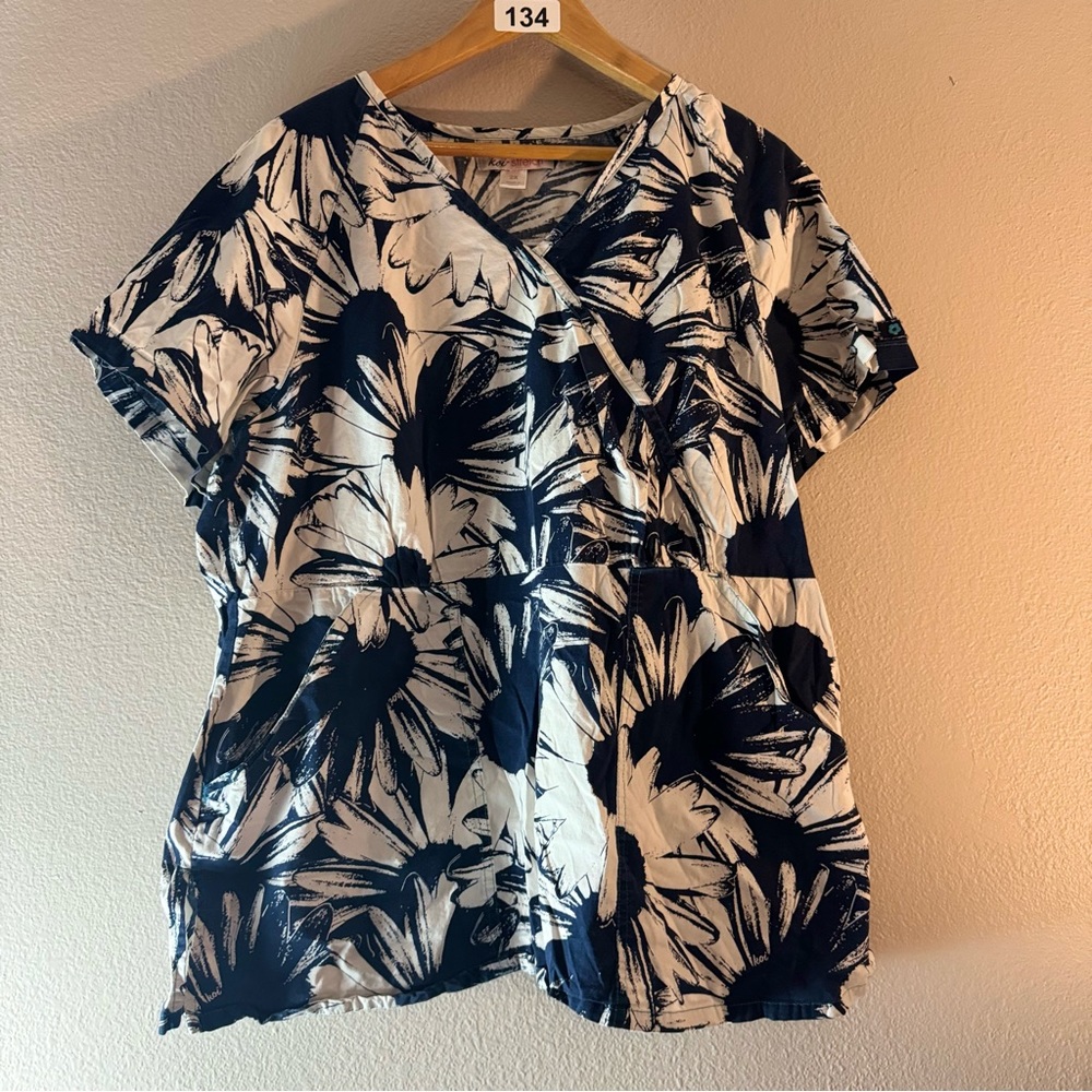 Koi Stretch scrub top size 2XL. Navy and white floral daisy scrub top